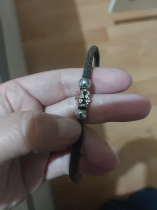 Pulsera de cuero con detalles brillantes