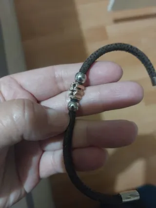 Pulsera de cuero con detalles brillantes