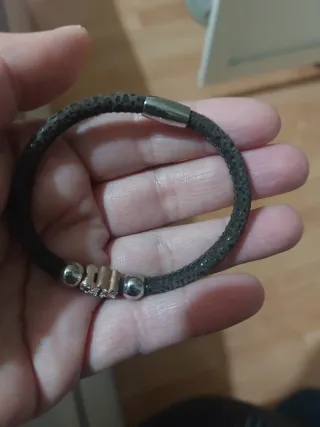 Pulsera de cuero con detalles brillantes