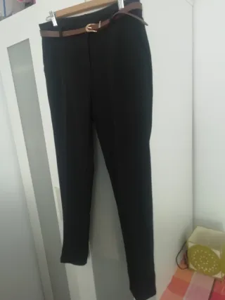 Pantalón de vestir negro con cinturón