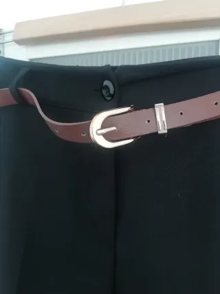 Pantalón de vestir negro con cinturón