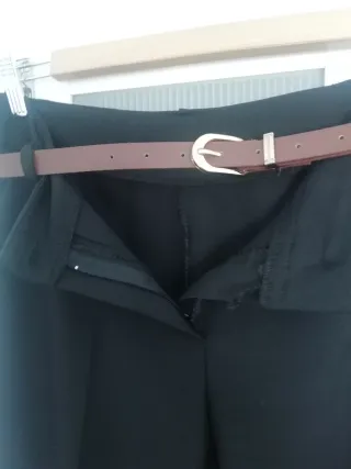 Pantalón de vestir negro con cinturón
