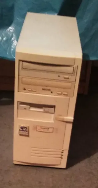 Ordenador antiguo sobremesa Beige
