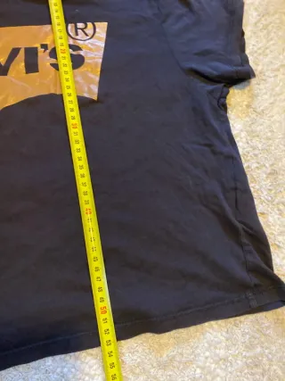 Camiseta Levi's Negra Logo Dorado Talla S