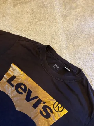Camiseta Levi's Negra Logo Dorado Talla S