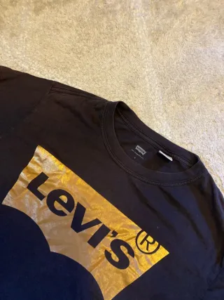 Camiseta Levi's Negra Logo Dorado Talla S