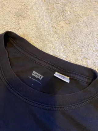 Camiseta Levi's Negra Logo Dorado Talla S