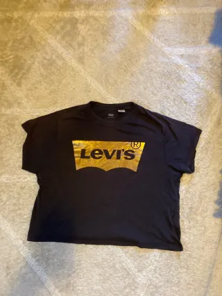 Camiseta Levi's Negra Logo Dorado Talla S