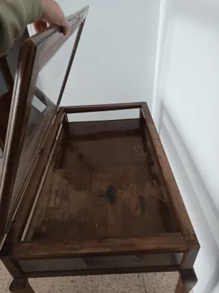 Mesa expositora vintage madera y cristal