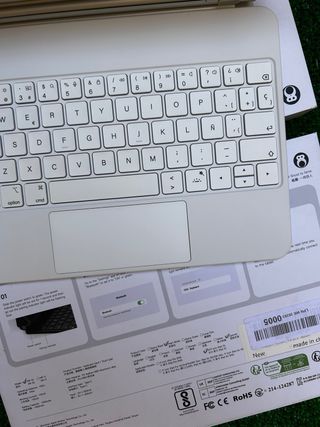 HOU Custodia con Tastiera per iPad 11Gen A16 + Penna Metapen A8