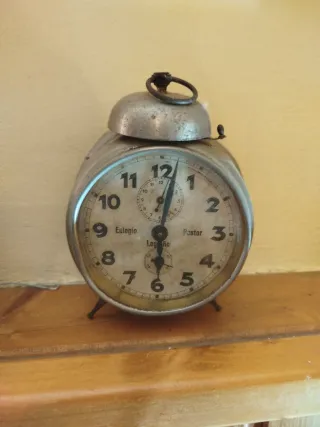 Reloj despertador antiguo de mesilla