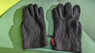 Conjunto de gorro y guantes de Lucky Strike