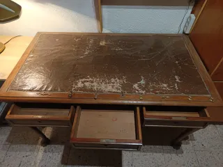Antiguo escritorio de madera con tapa de piel