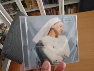 CD Lux de Rosalía, precintado