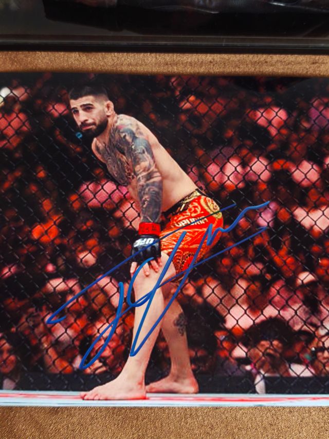 Guante UFC Ilia Topuria + Vitrina expositora