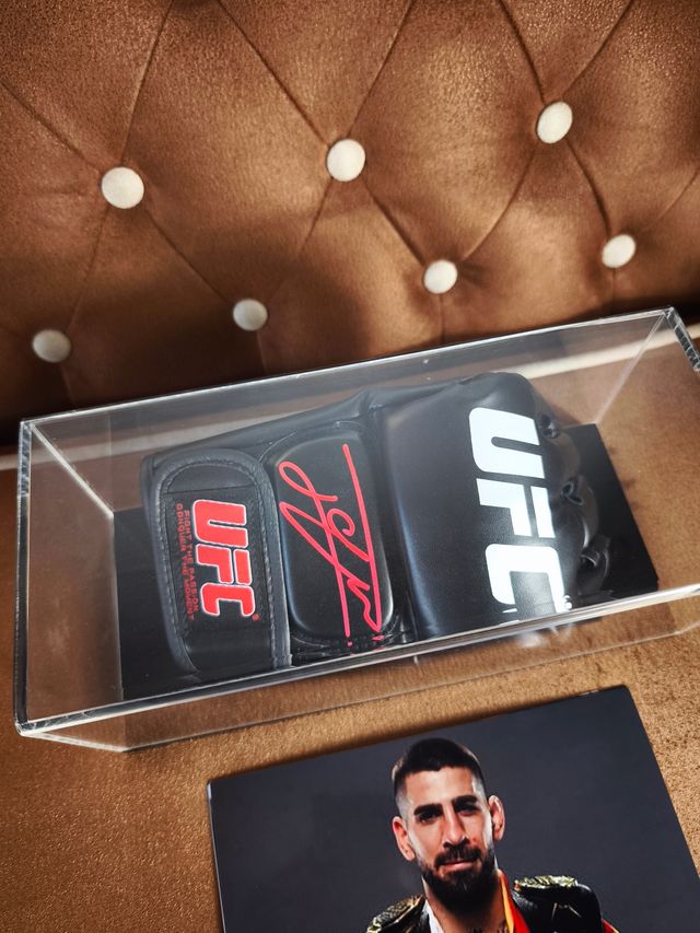 Guante UFC Ilia Topuria + Vitrina expositora