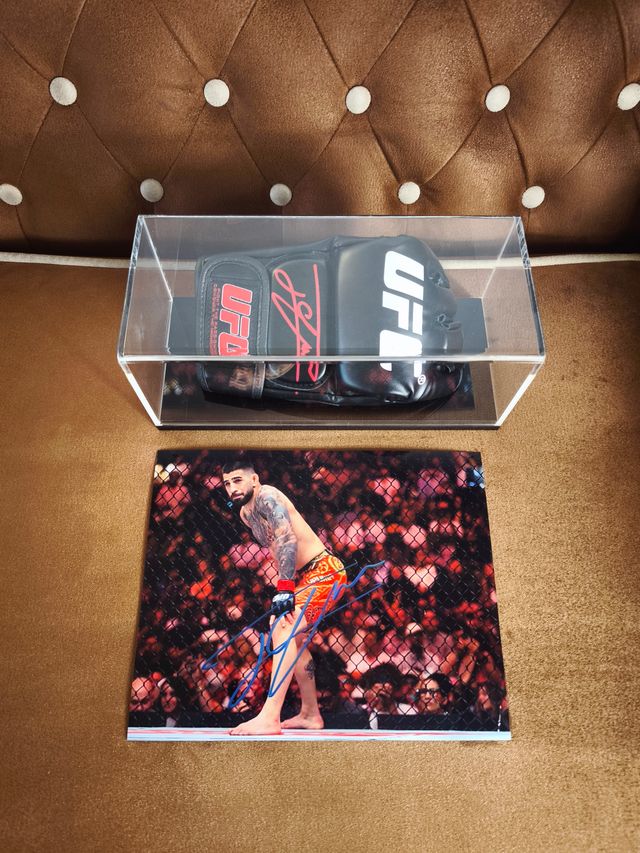 Guante UFC Ilia Topuria + Vitrina expositora