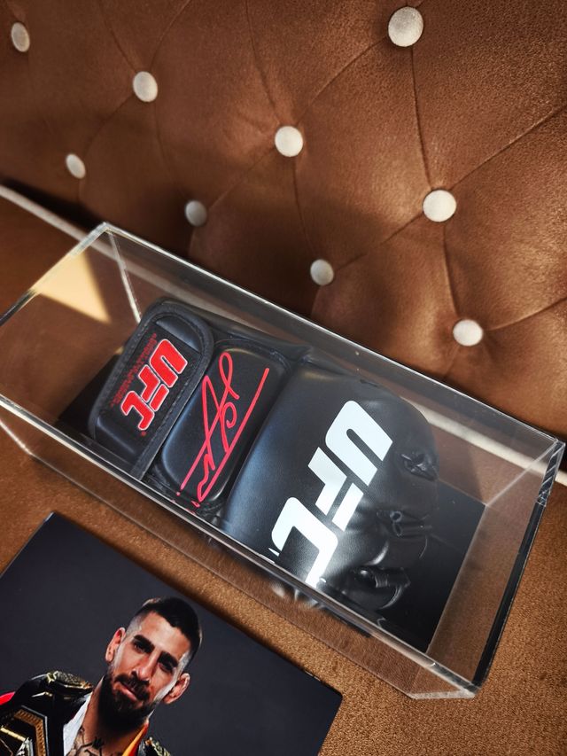 Guante UFC Ilia Topuria + Vitrina expositora