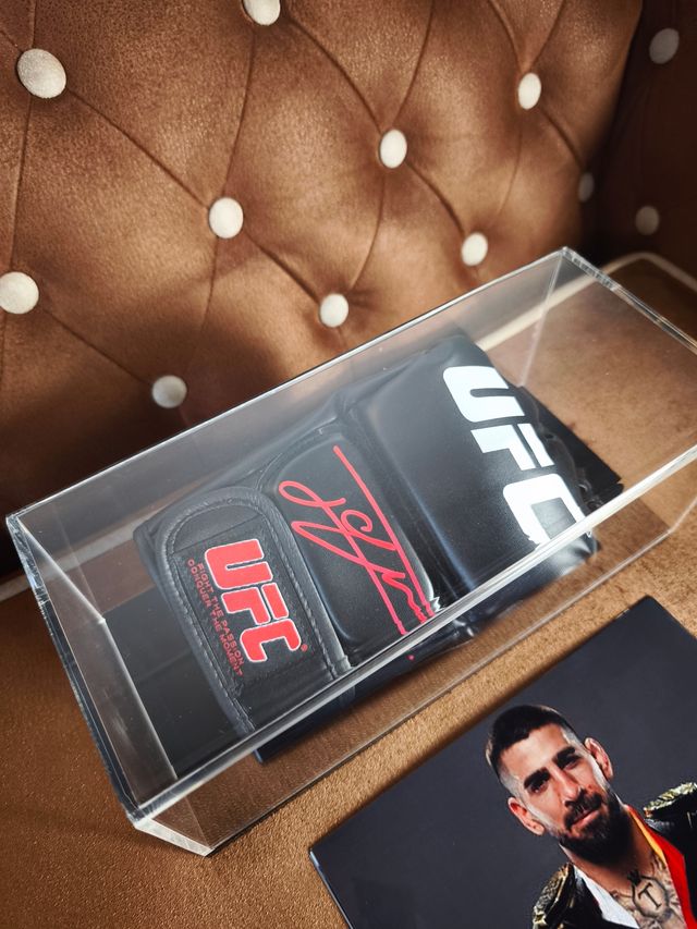 Guante UFC Ilia Topuria + Vitrina expositora