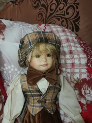 Muñeco de porcelana niño traje cuadros