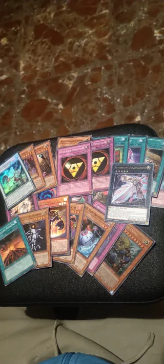 Lote de cartas Yu-Gi-Oh! variadas