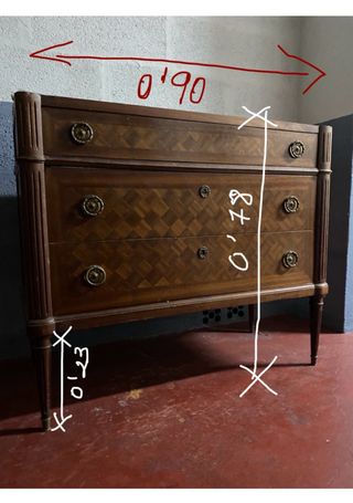 Cómoda clásica de madera con detalles dorados