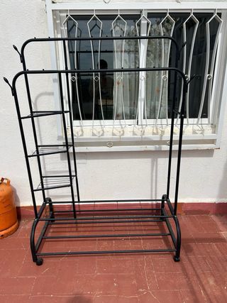 Perchero Metálico Negro con Estantes