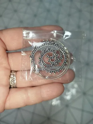 Pendientes espiral étnicos plateados