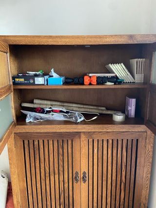 Mueble de salón de madera y cristal