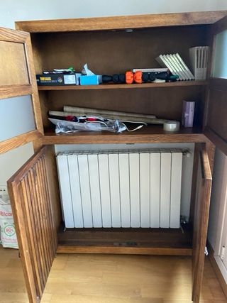 Mueble de salón de madera y cristal
