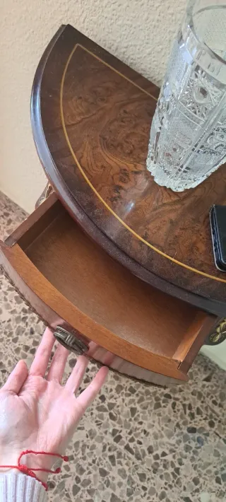Mesa auxiliar elegante, vintage, de época.