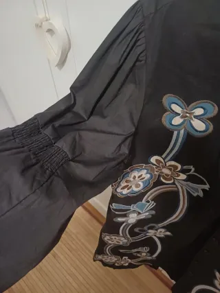 Gabardina Negra con Flores Multicolor