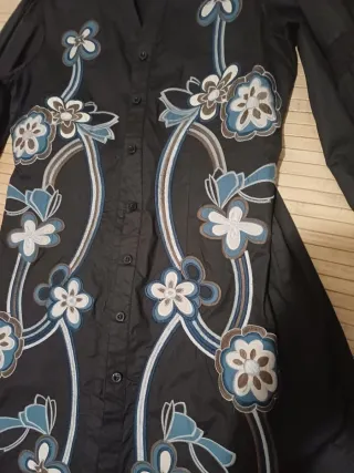 Gabardina Negra con Flores Multicolor