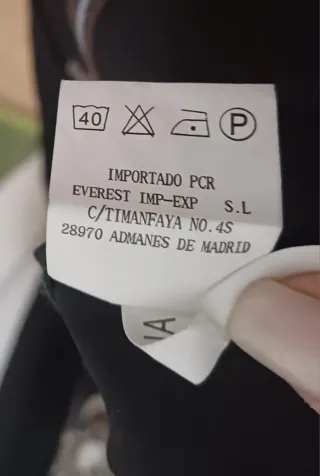 Gabardina Negra con Flores Multicolor