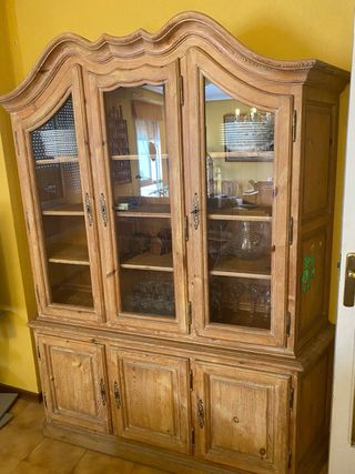Mesa de comedor y sillas de madera