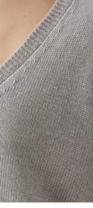 Jersey gris cuello pico