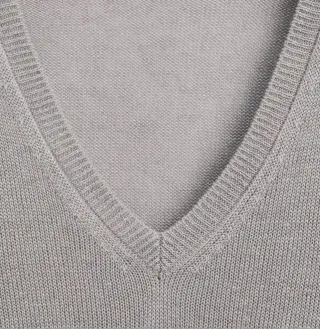 Jersey gris cuello pico