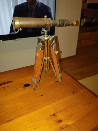 Catalejo antiguo decorativo con trípode