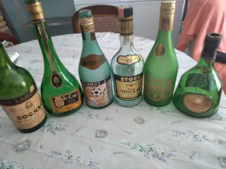 Botellas antiguas de coñac y brandy