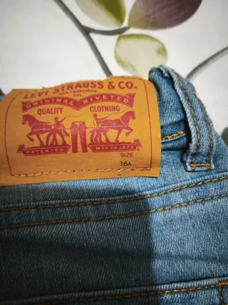 Pantalón corto Levis chico Talla 16 equivale XS