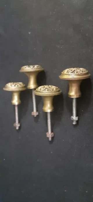 4 Pomos de bronce macizo. Tiradores antiguos.