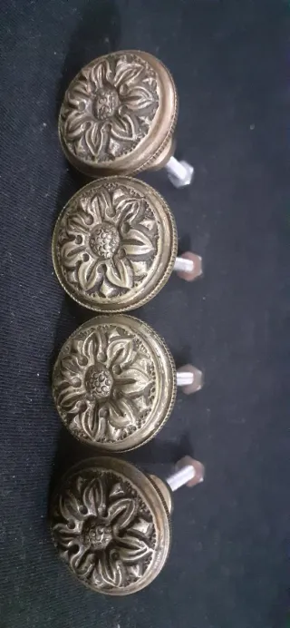 4 Pomos de bronce macizo. Tiradores antiguos.