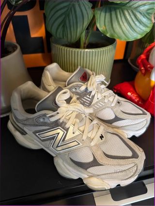 New Balance 9060 Beige/Gris Talla 40
