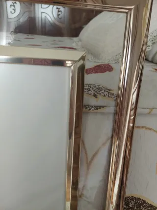 2 cuadros enmarcados en cristal y metal