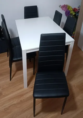 Mesa blanca y 6 sillas negras