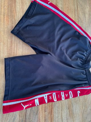 Pantalón corto Jordan niño negro y rojo