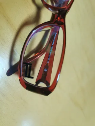 Gafas de vista marrones y rojas