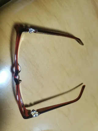 Gafas de vista marrones y rojas