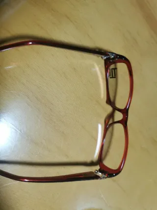 Gafas de vista marrones y rojas