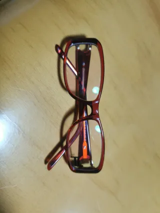Gafas de vista marrones y rojas